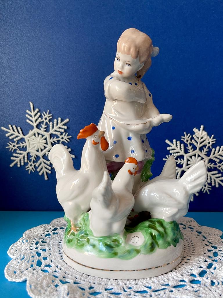 Советский фарфор, фарфоровая статуэтка СССР, девочка кормит кур, дулевский фарфор