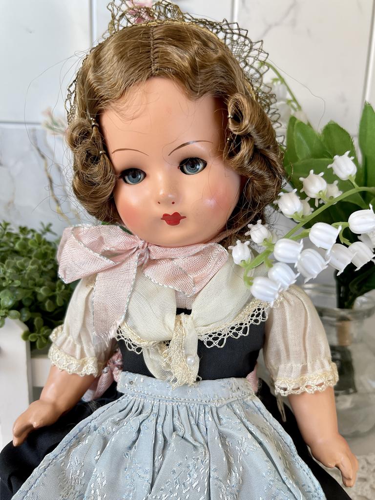 Старинная кукла