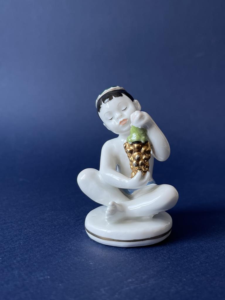 Мальчик с виноградом