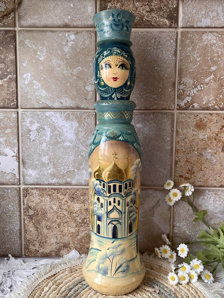 Очень высокий деревянный штоф с прекрасной росписью ????  Состоит из трех частей: в основание ставится бутылка, закрывается средней частью с открытой горловиной, и верхняя часть используется в качестве крышки пробки (она довольно свободно держится в основании и нужно ее вставлять чуть с нажимом притирающим движением)  Но и без всяких бутылок ???? - девушка прекрасна и будет украшать вашу коллекцию деревянных предметов ☺️. Можно снять верхнюю часть  - получится ваза для веточек, сухоцветов ????  Размеры: диаметр в