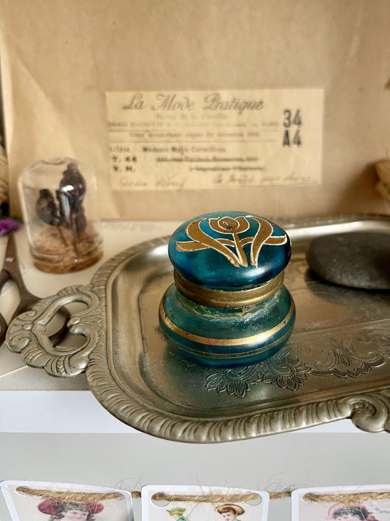 изящная дамская чернильница или косметическая баночка