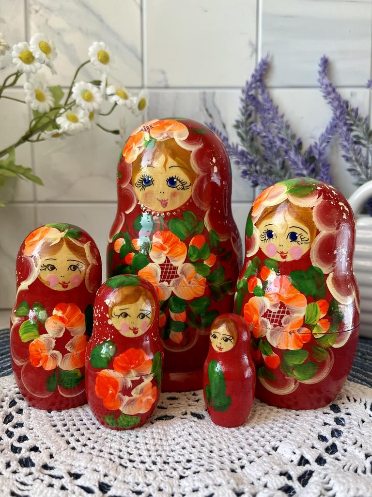 Нарядная пятиместная матрешка