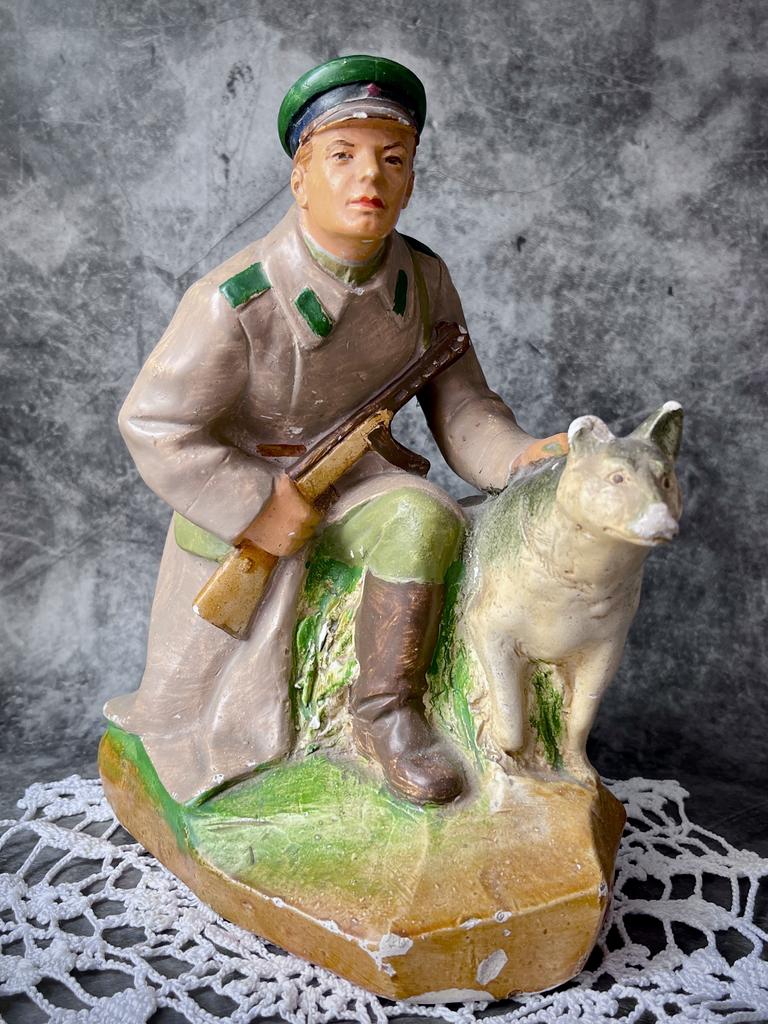 1955 г. Гипсовая статуэтка «Пограничник с собакой»