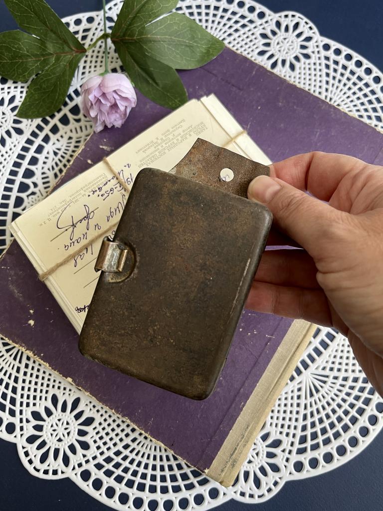 Старая металлическая коробочка