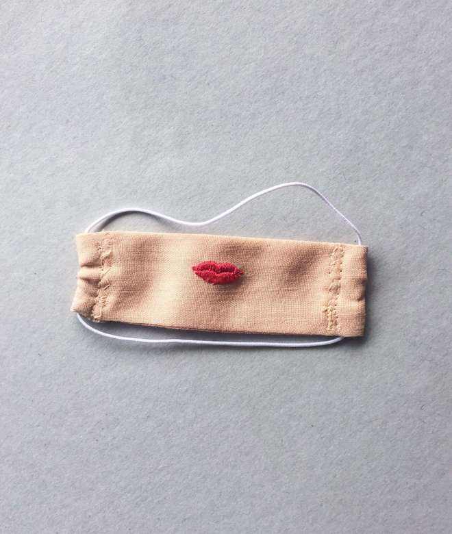 Facial mask for a doll