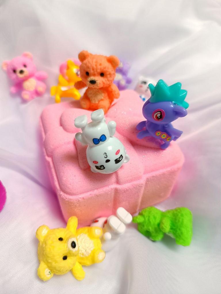 Бомбочка для ванны "Подарок" с игрушкой внутри для девочек Nyash Nyash