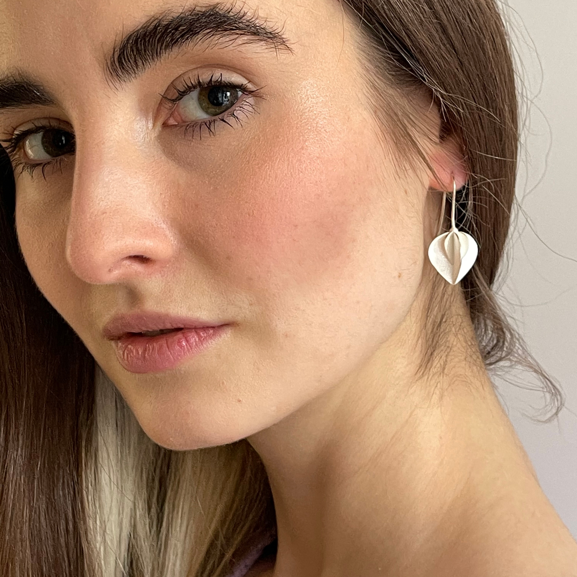 ANA MARIA RAMIREZ Серьги Long Seeds в матовом серебре