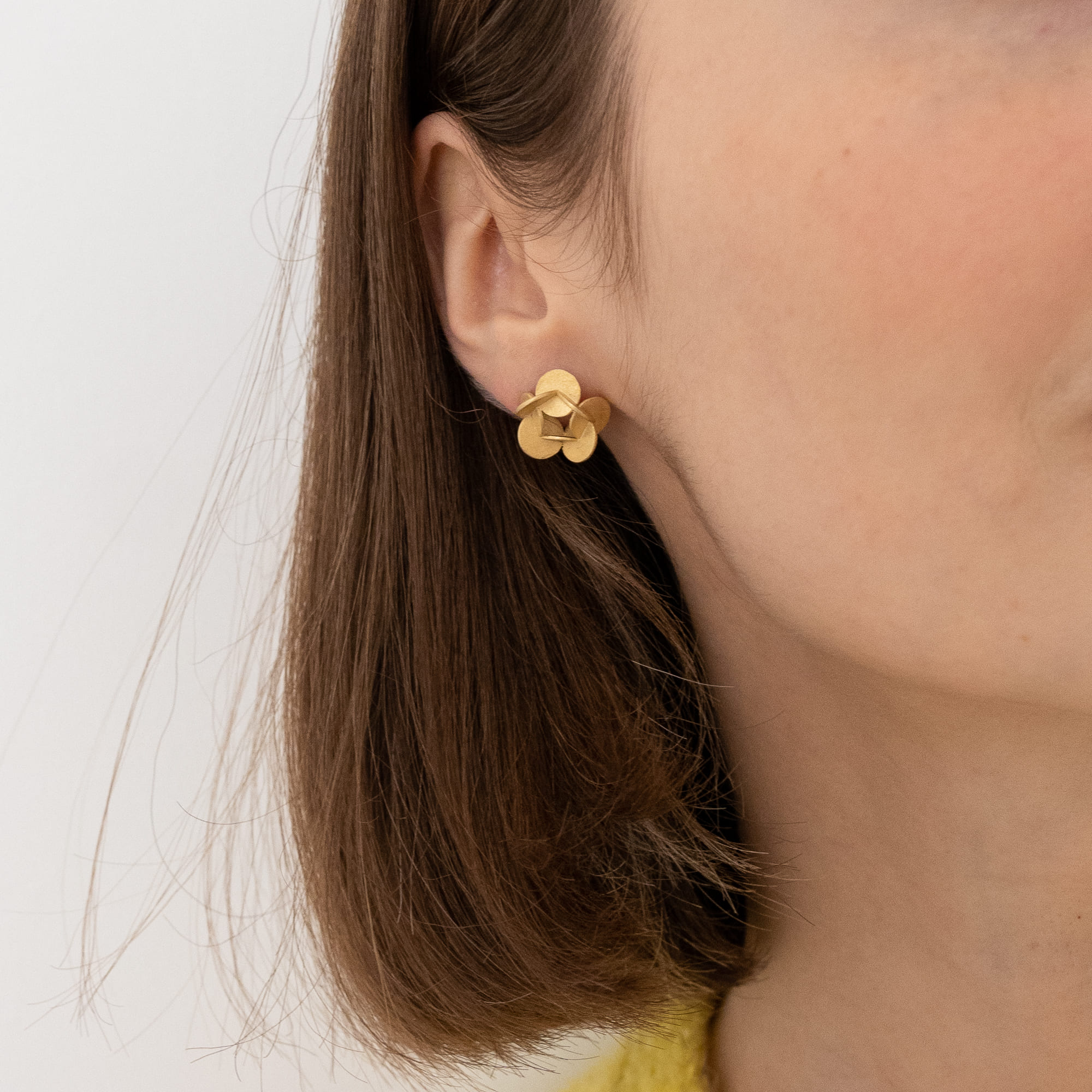 ANA MARIA RAMIREZ Серьги Flowers3D в позолоте