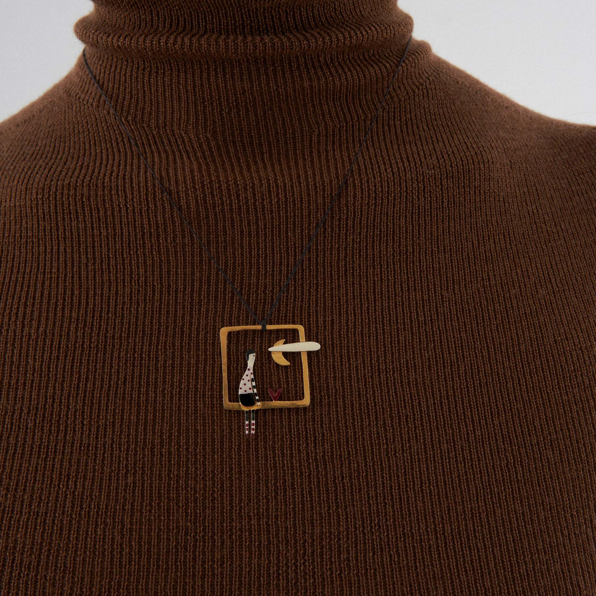 Kiss The Frog Studio Кулон на шнурке Мечтатель В Окне