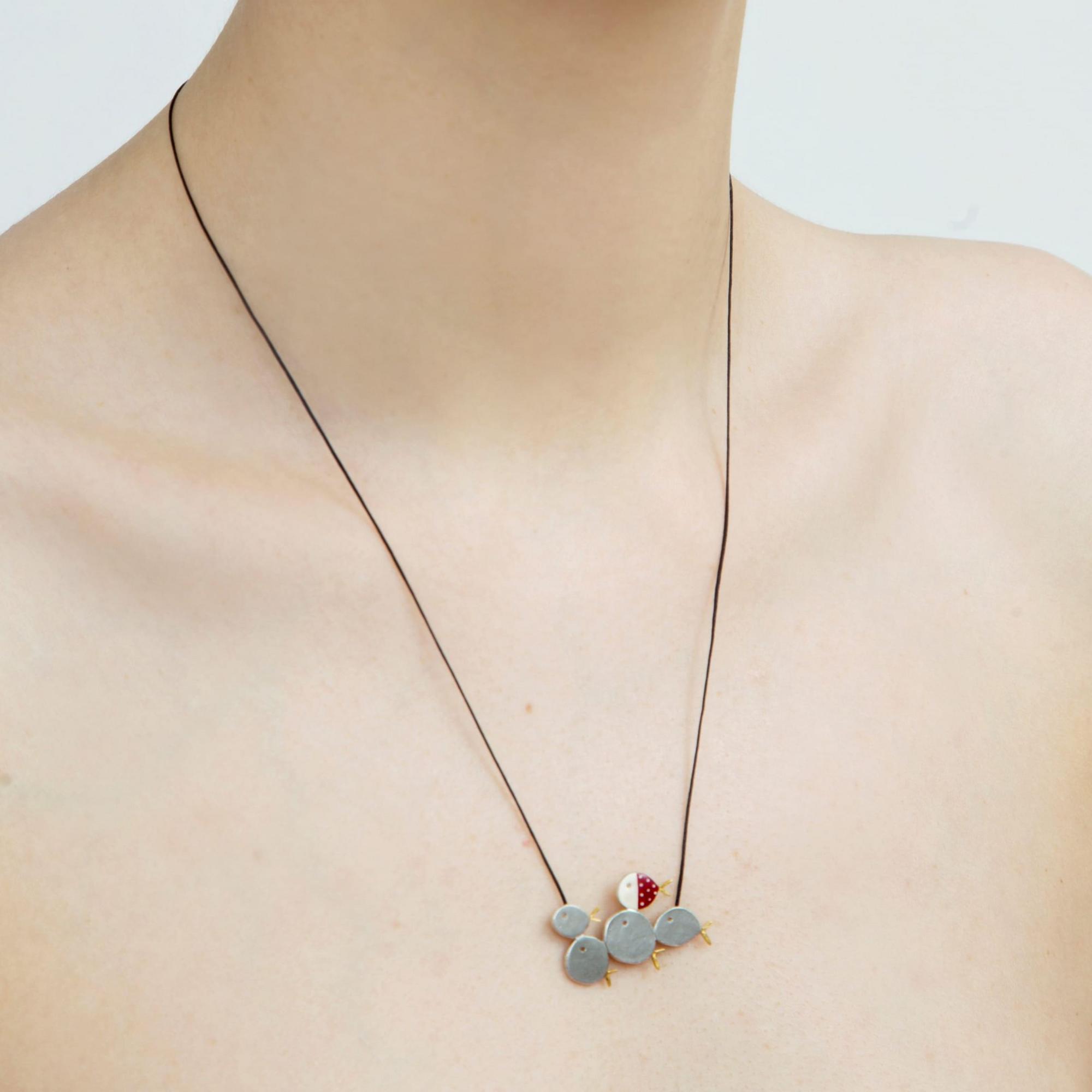 Kiss The Frog Studio Кулон на шнурке Пять рыбок