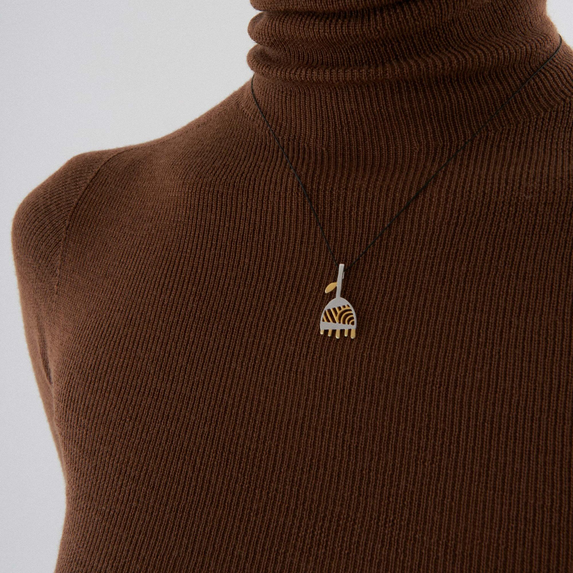 Kiss The Frog Studio Кулон на шнурке с серебряной застежкой Кувшинка