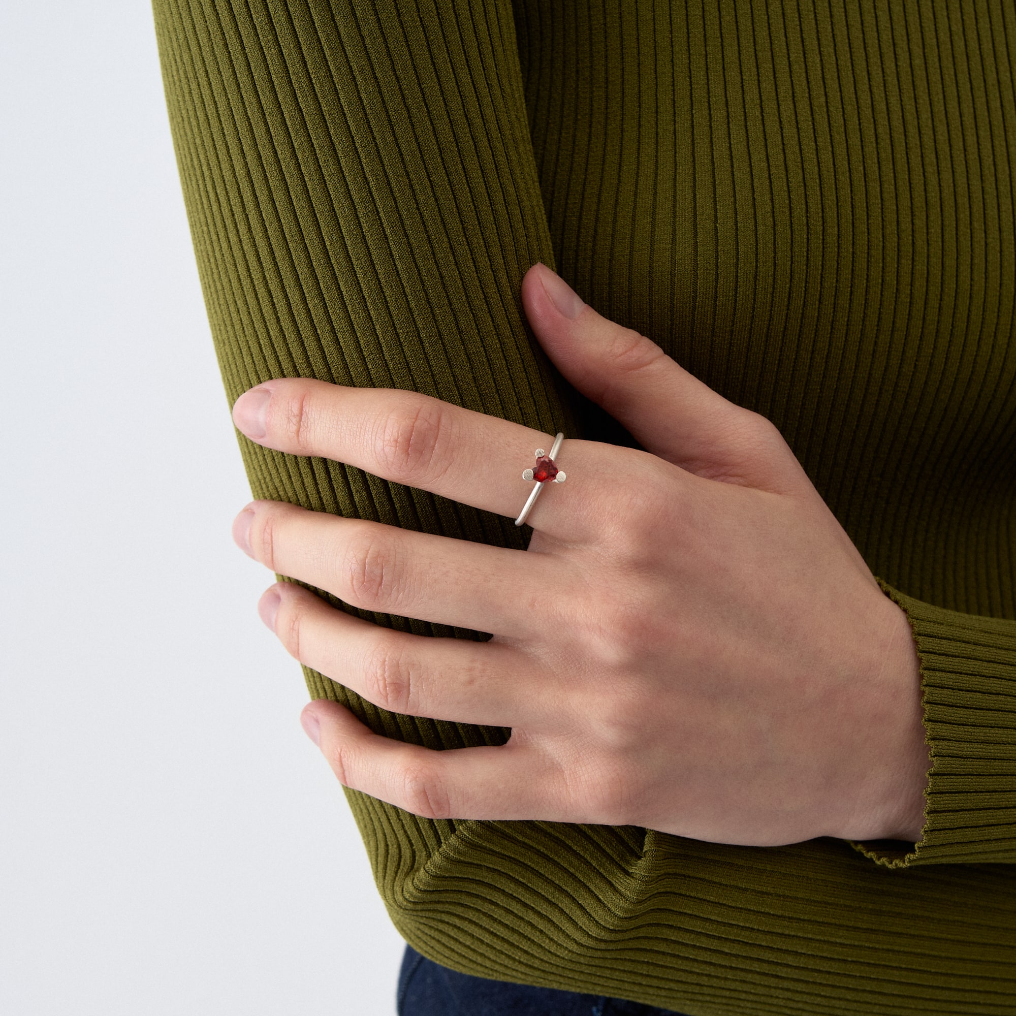 Burcu Büyükünal Кольцо Glimpse Solitares с 1 красным кристаллом в форме сердечка