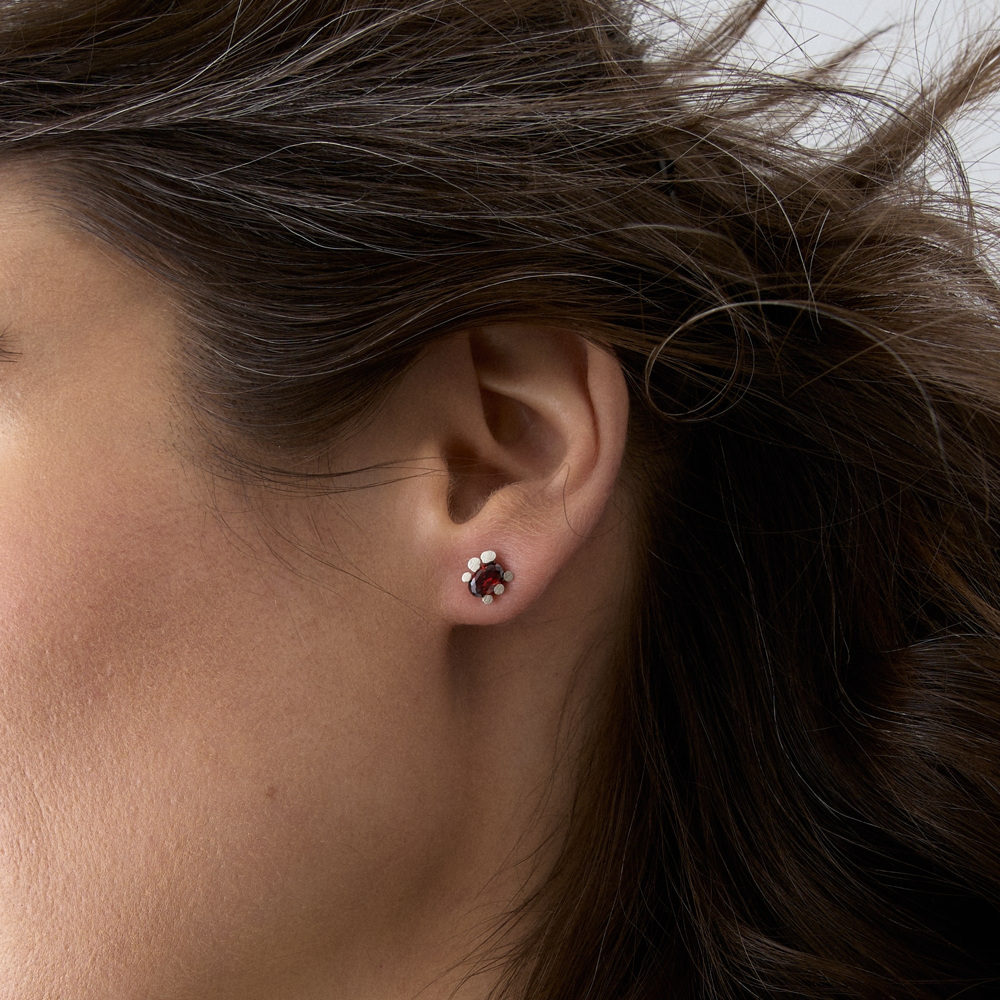 Burcu Büyükünal Крупные серьги Glimpse Eyes с красным кристаллом