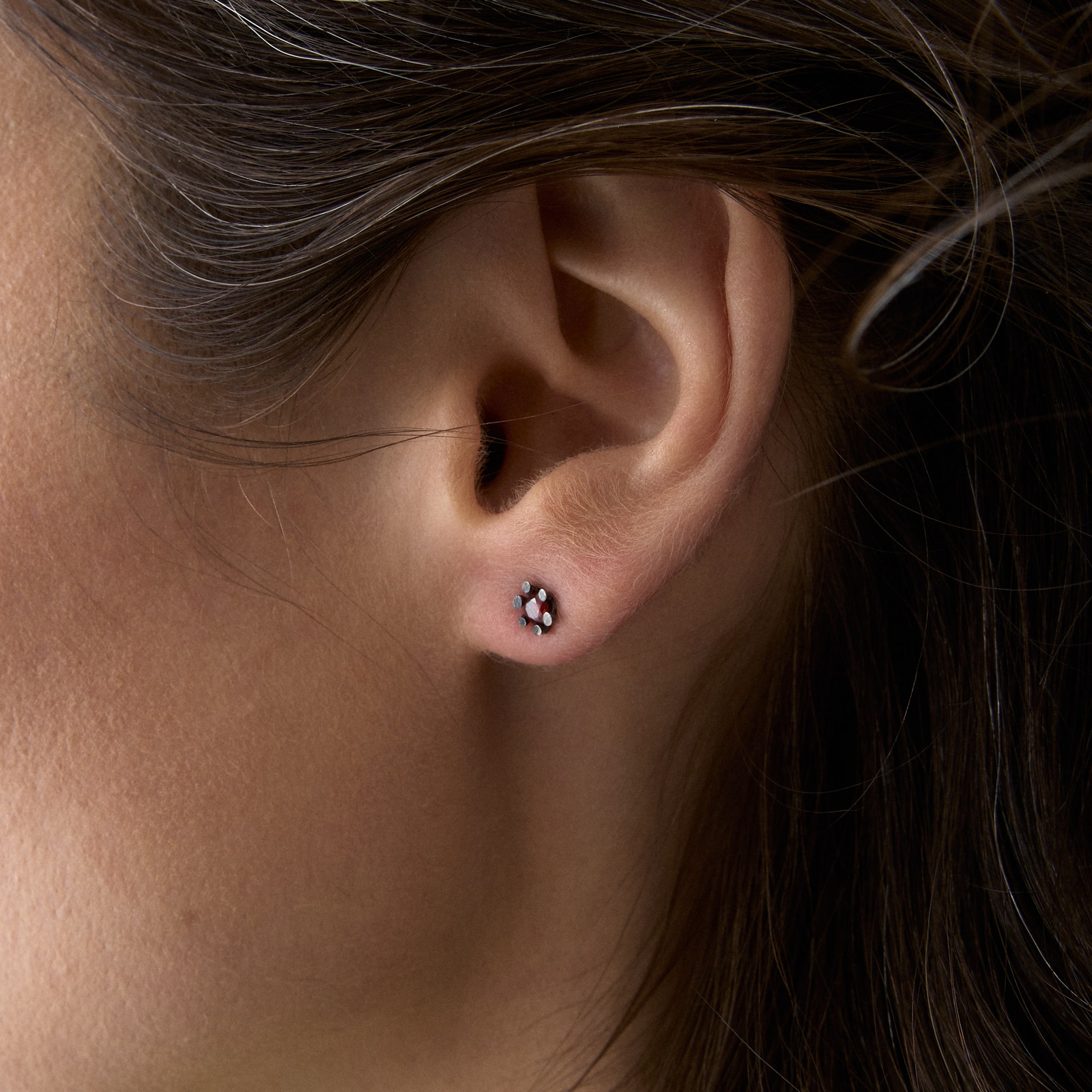 Burcu Büyükünal Малые серьги Glimpse Eyes с красным кристаллом