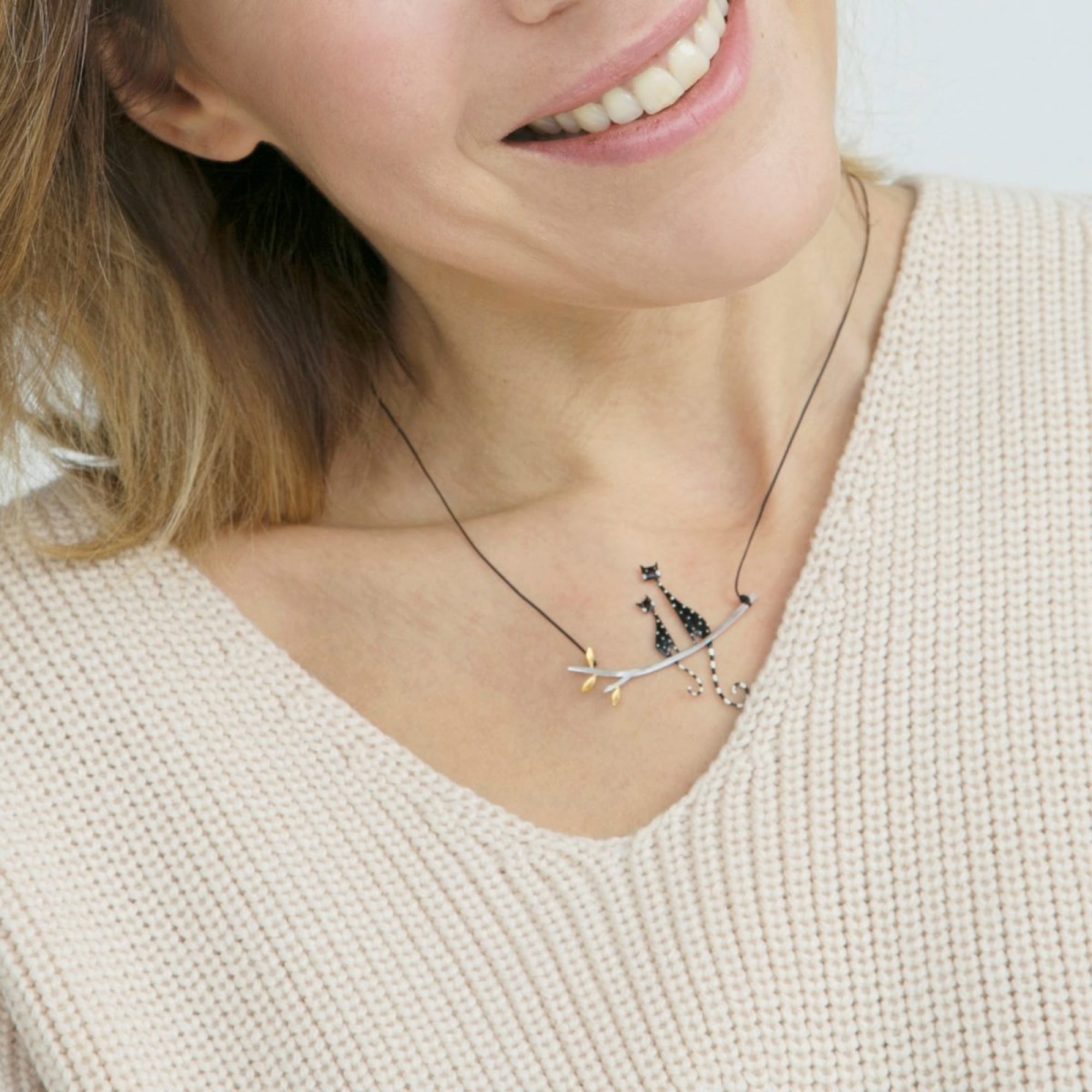 Kiss The Frog Studio Кулон на шнурке с серебряной застежкой Влюбленные Коты