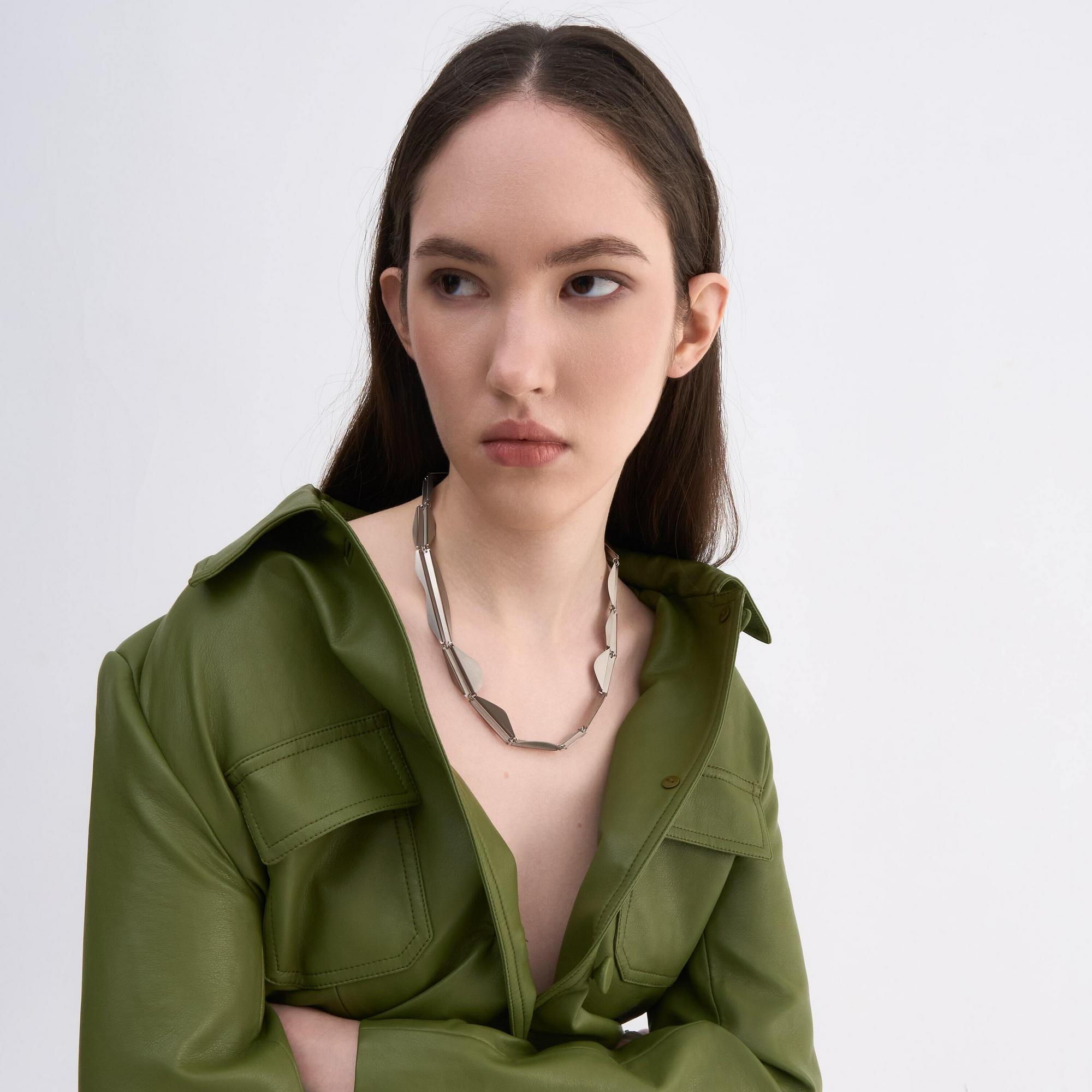 YA Колье из рельефных титановых пластин