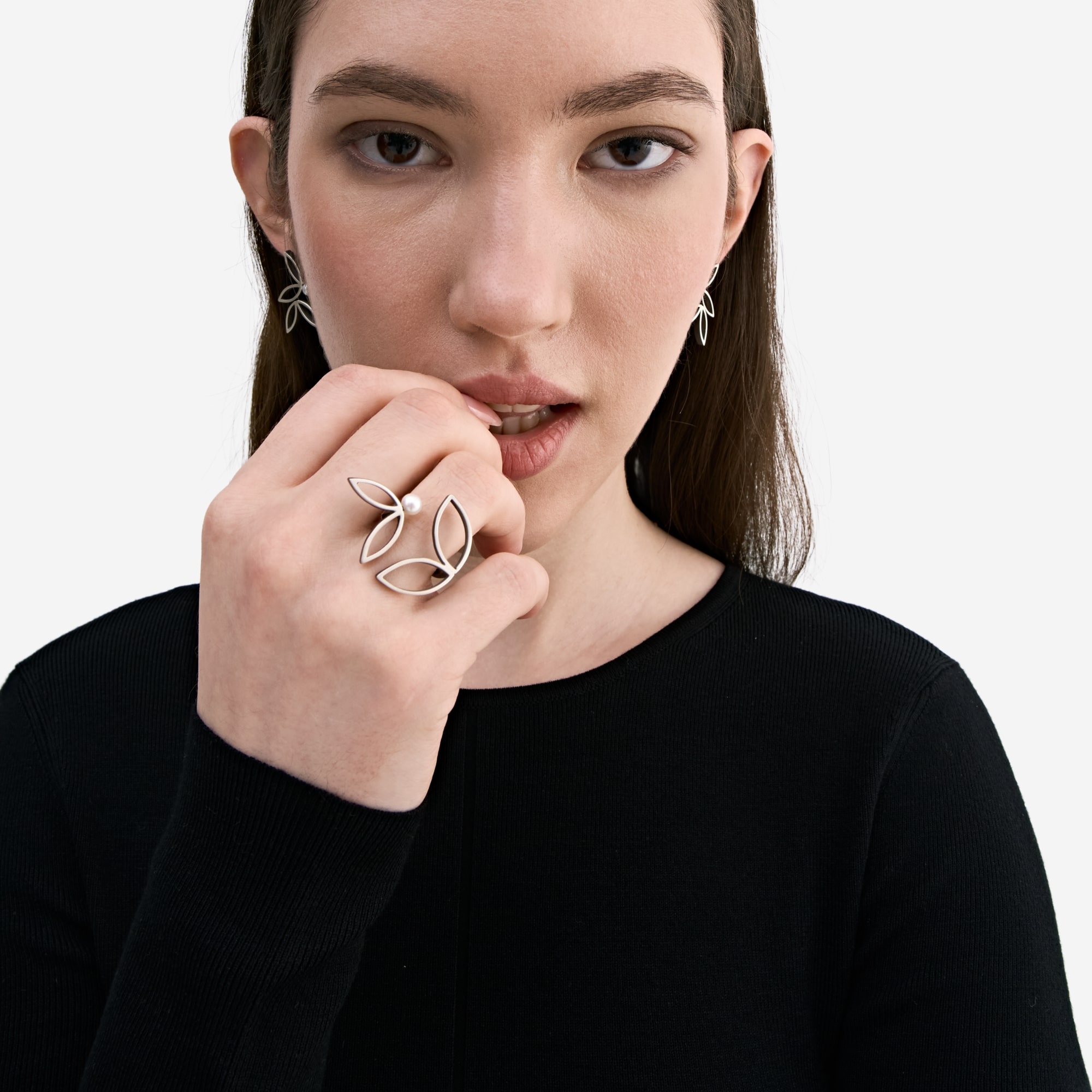 Burcu Büyükünal Открытое кольцо Leaves с жемчугом