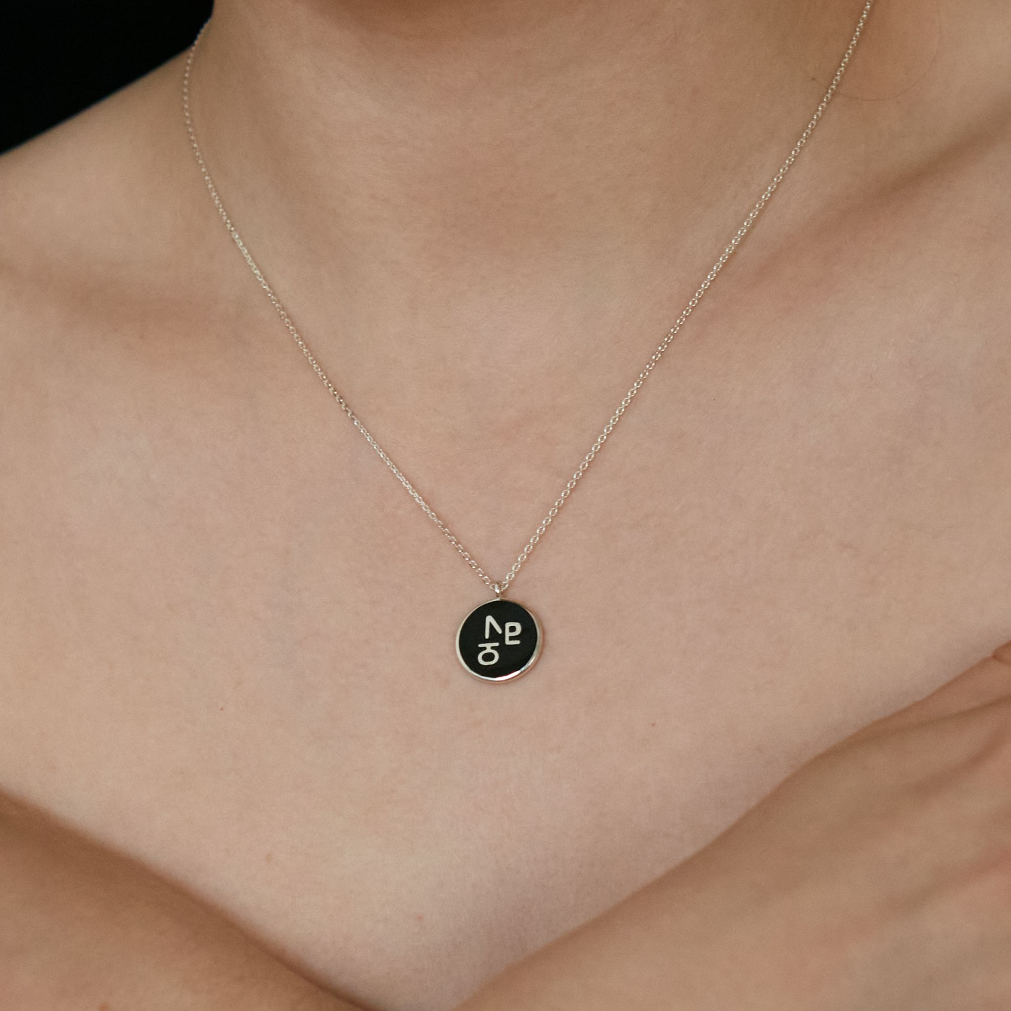 Arha Jewelry Медальон Бесконечное люблю с черной эмалью