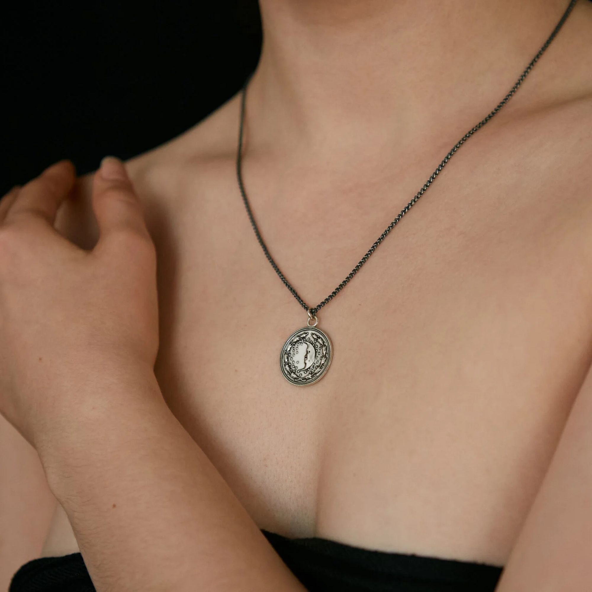 Arha Jewelry Медальон День и ночь
