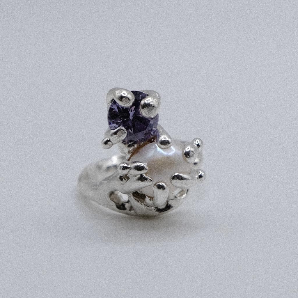 Кольцо с жемчугом и сиреневым фианитом