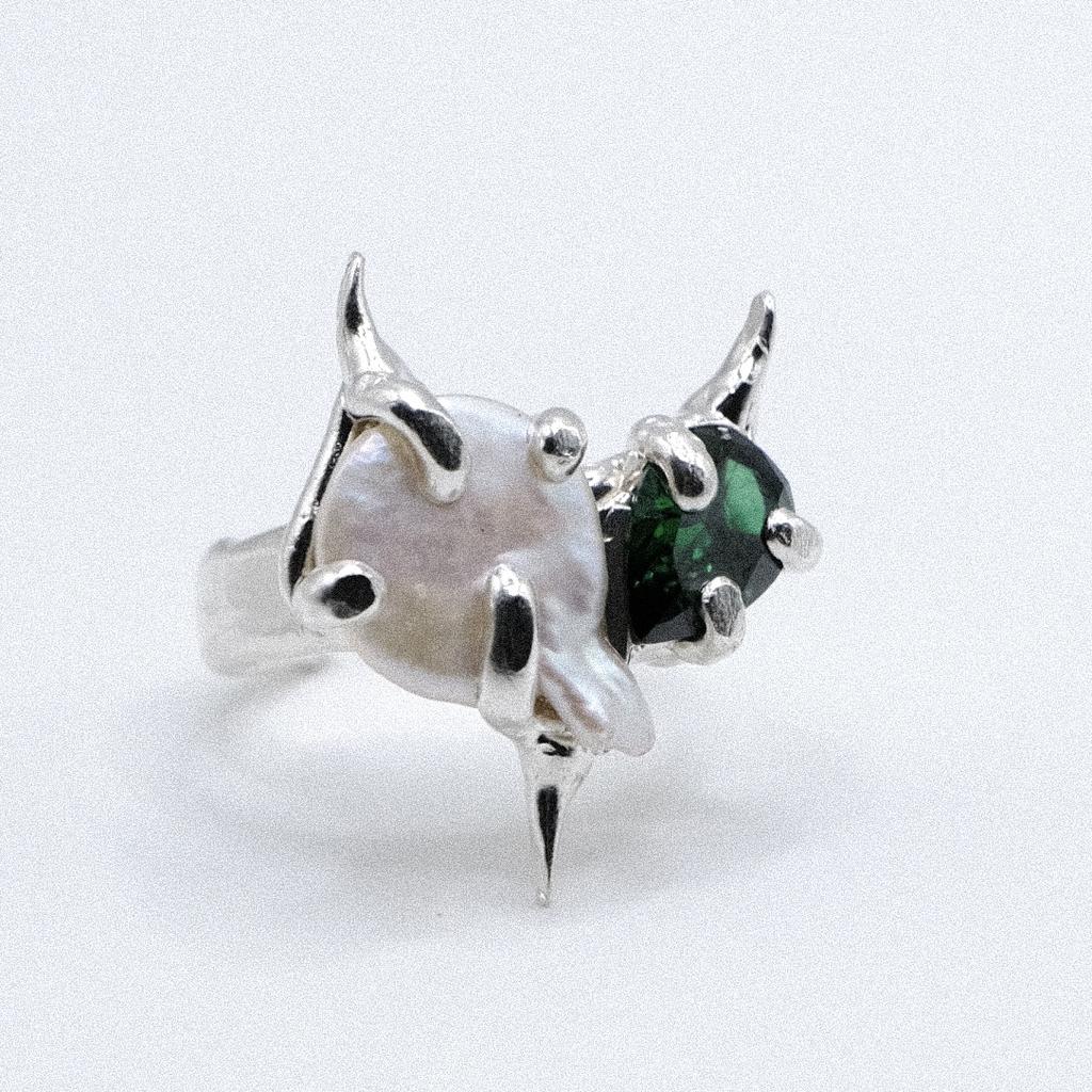 Кольцо с жемчугом и зелёным фианитом “You/me”