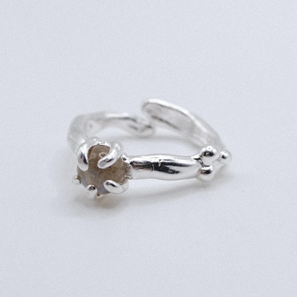 Кольцо с лабрадоритом и фианитом “Скользко”