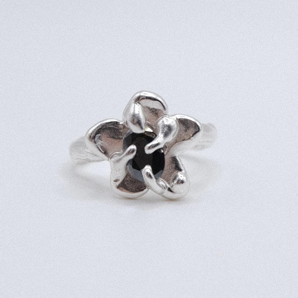 Кольцо-цветочек с чёрным фианитом