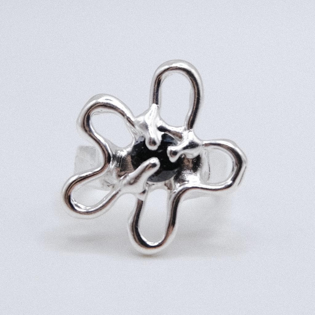 Кольцо «Цветик» с чёрным фианитом