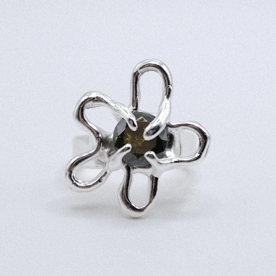 Кольцо «Цветик» с темно-зелёным фианитом