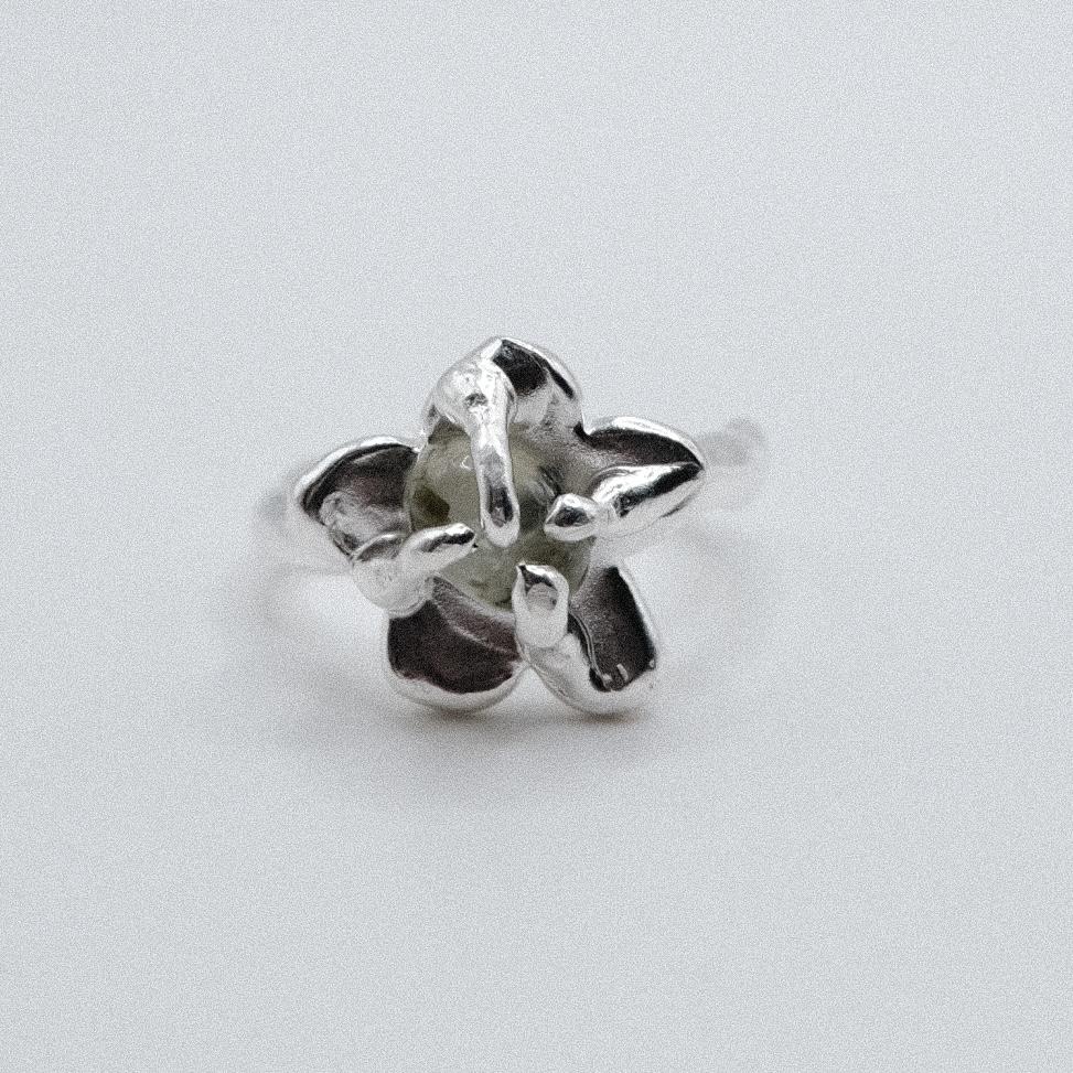 Кольцо-цветочек с пренитом