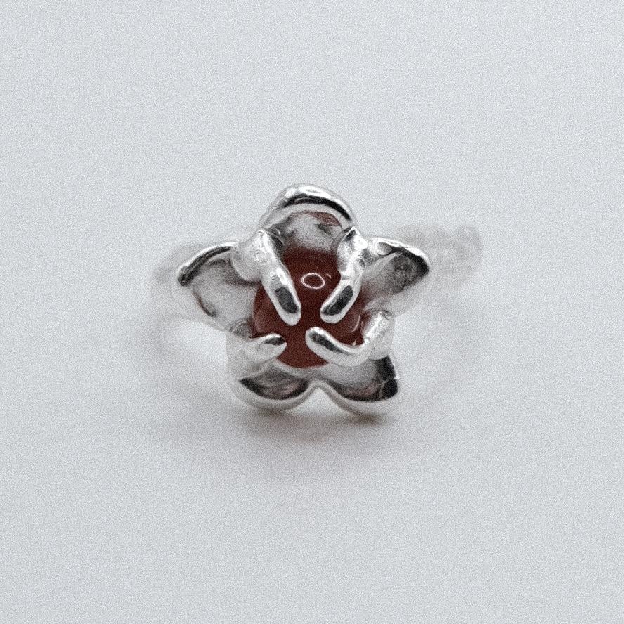 Кольцо-цветочек с сердоликом
