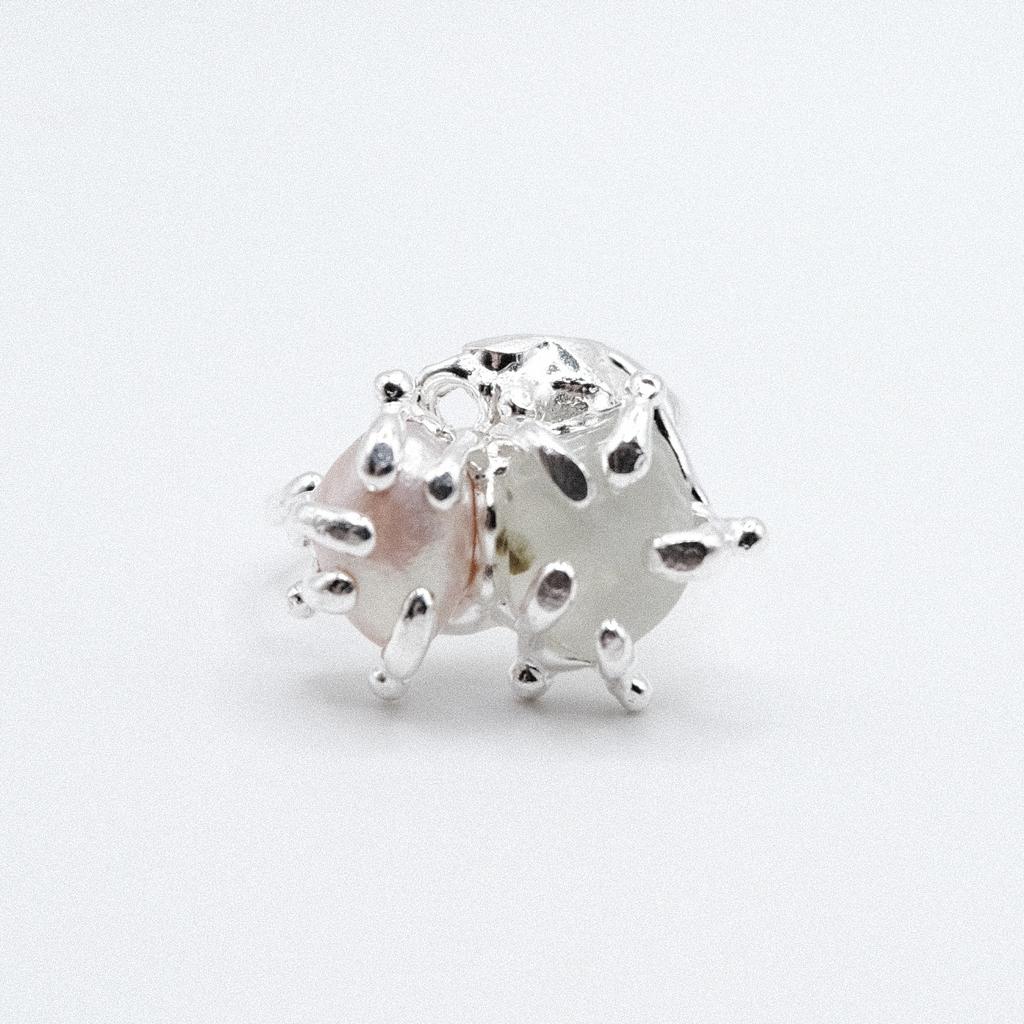 Кольцо с жемчугом и пренитом