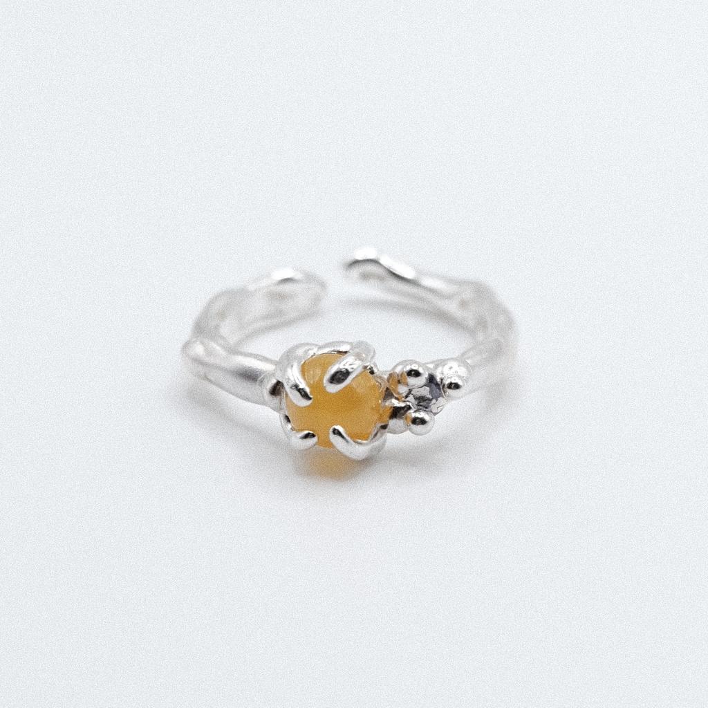 Кольцо с халцедоном и фианитом “Скользко”