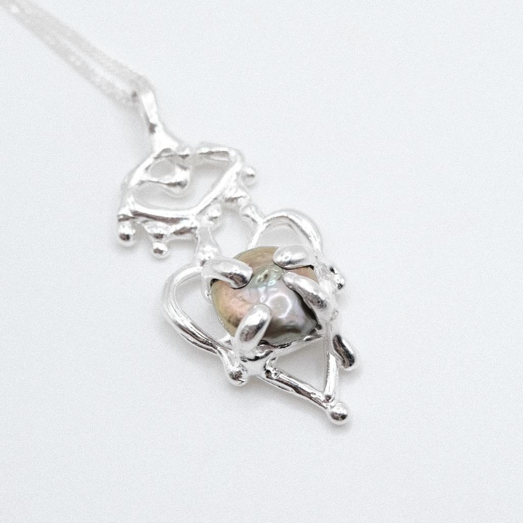 Подвеска с жемчугом из сердечного дропа