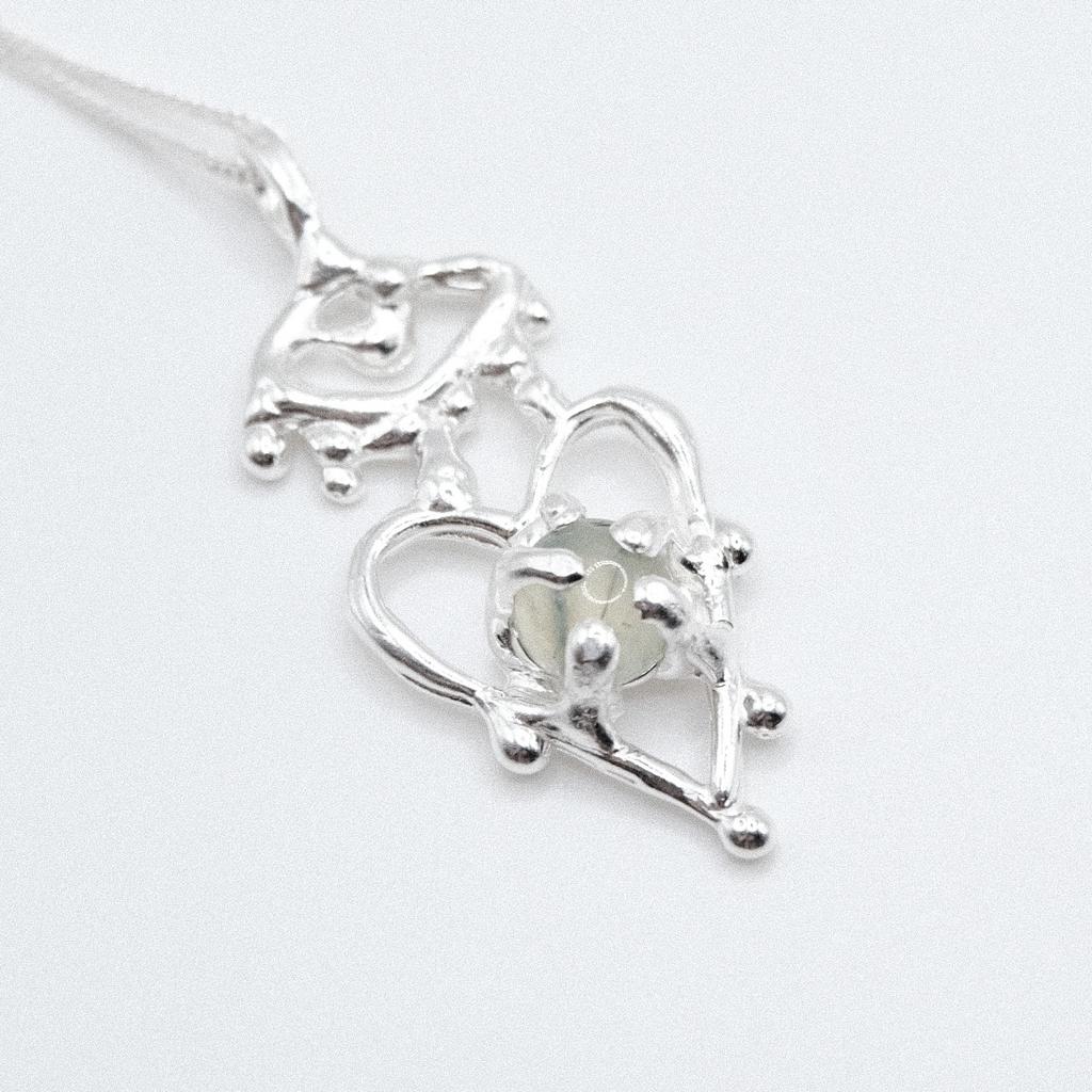 Подвеска с пренитом из сердечного дропа