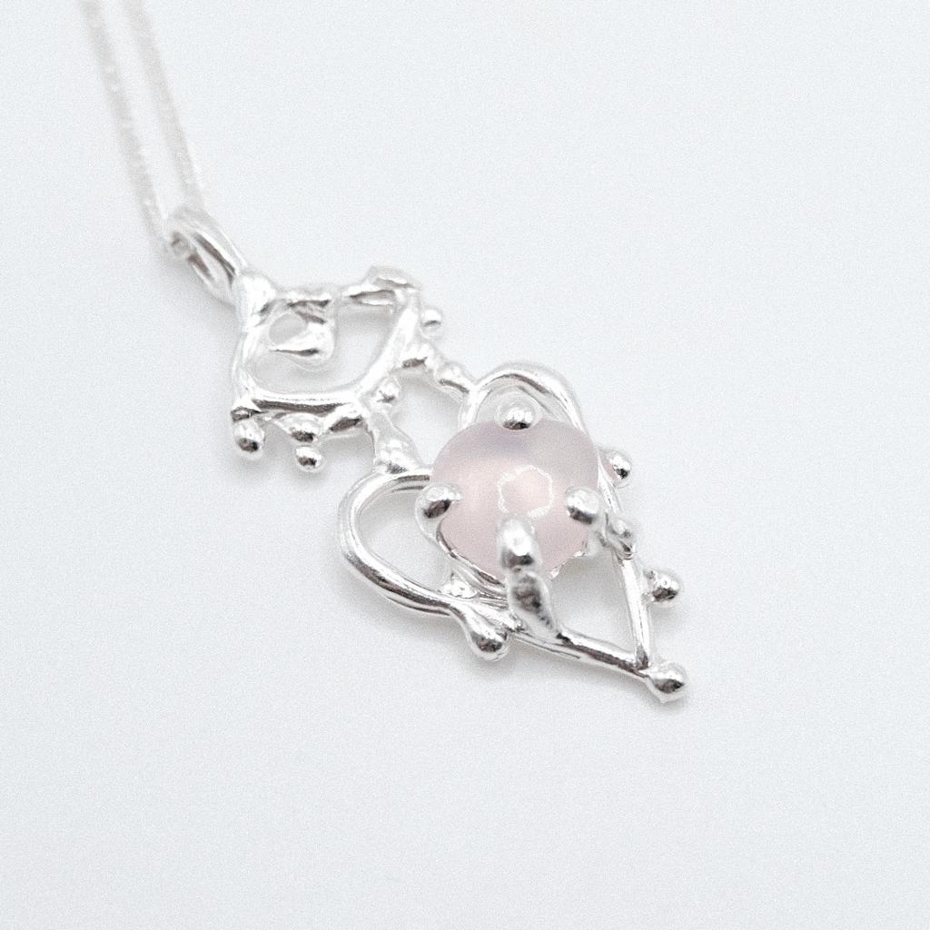 Подвеска с кварцем из сердечного дропа