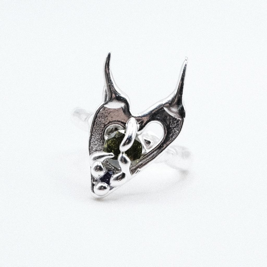 Кольцо-рожки с зелёным фианитом «My broken heart»