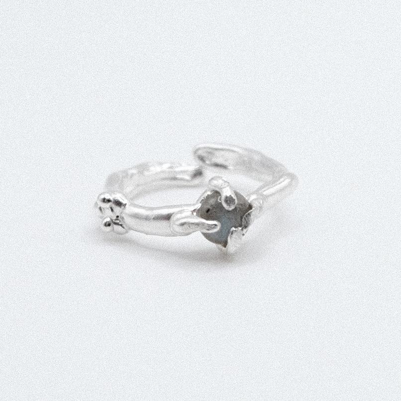 Кольцо с лабрадоритом и фианитом “Скользко”