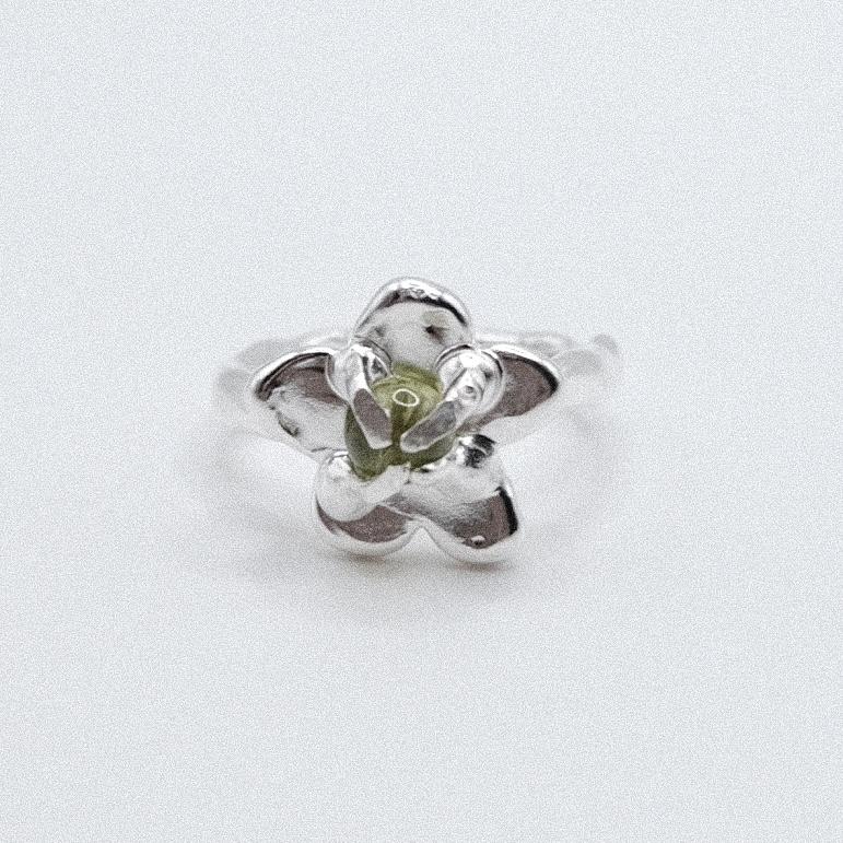 Кольцо-цветочек с агатом