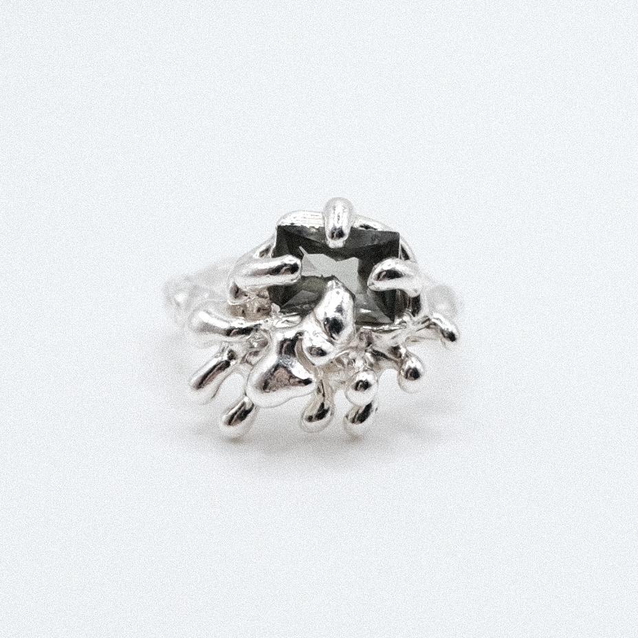 Кольцо с зелёным фианитом