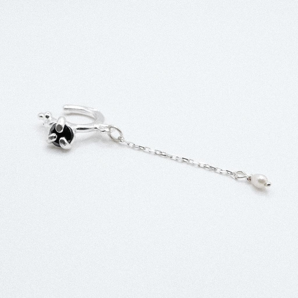 Кафф с чёрным фианитом и жемчугом «Скользко»