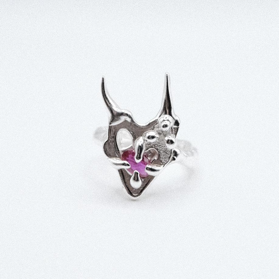 Кольцо-рожки с корундом «My broken heart»