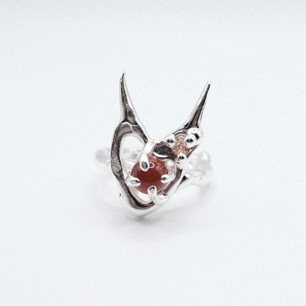 Кольцо-рожки с сердоликом «My broken heart»