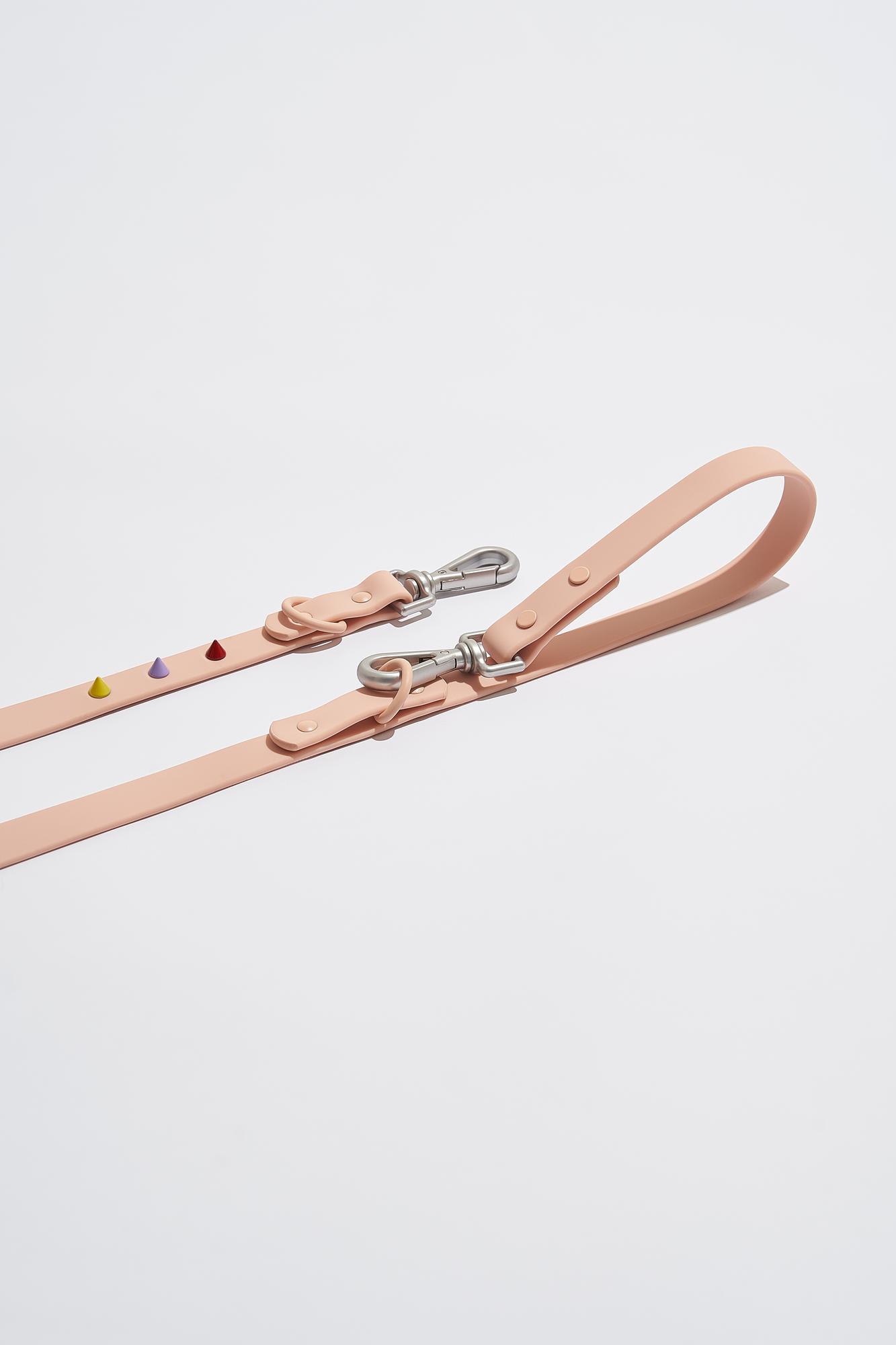 Поводок-перестёжка с декоративными шипами в цвете Дикий Беж