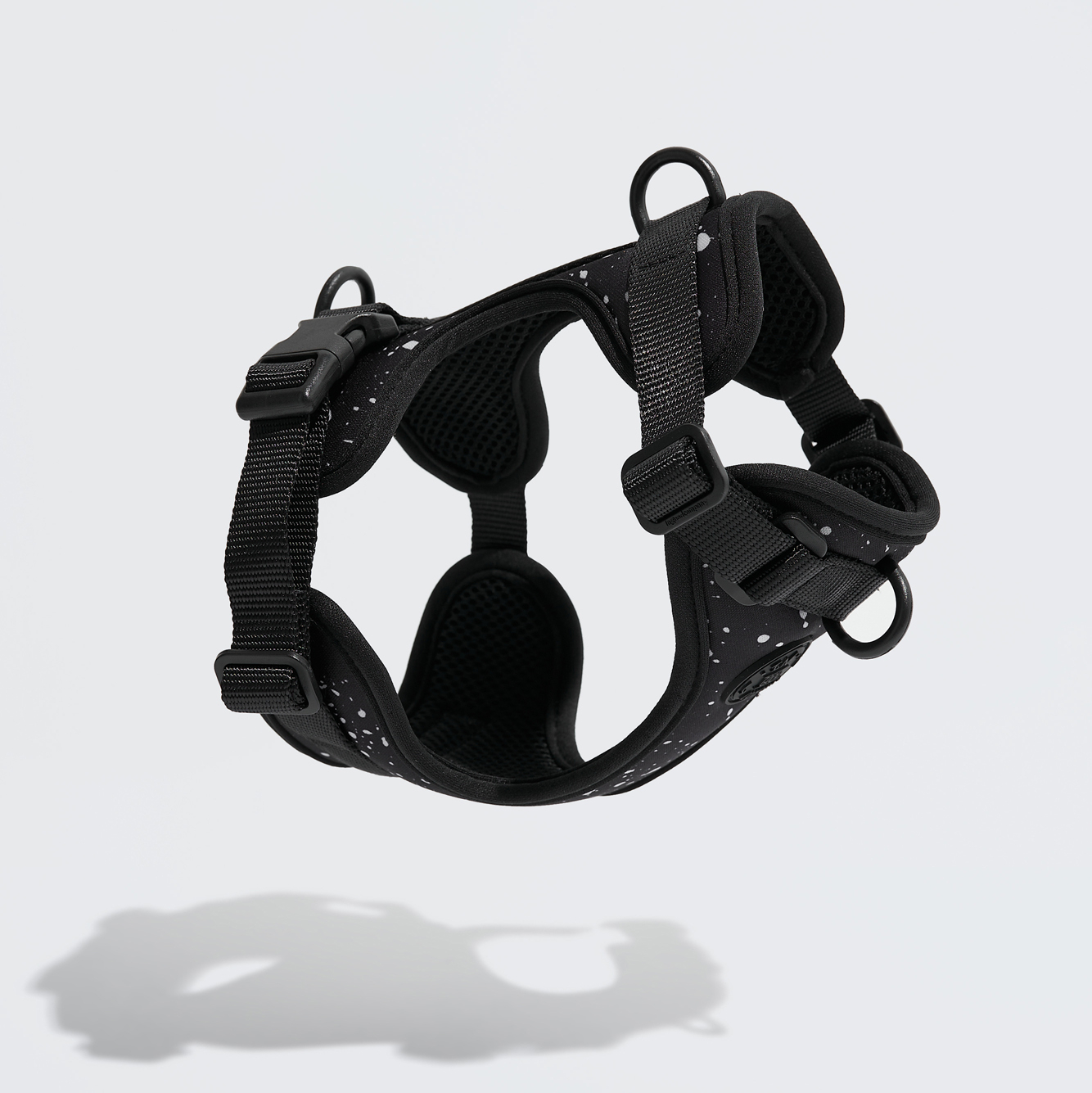 Чёрная в крапинку дышащая шлейка для собак