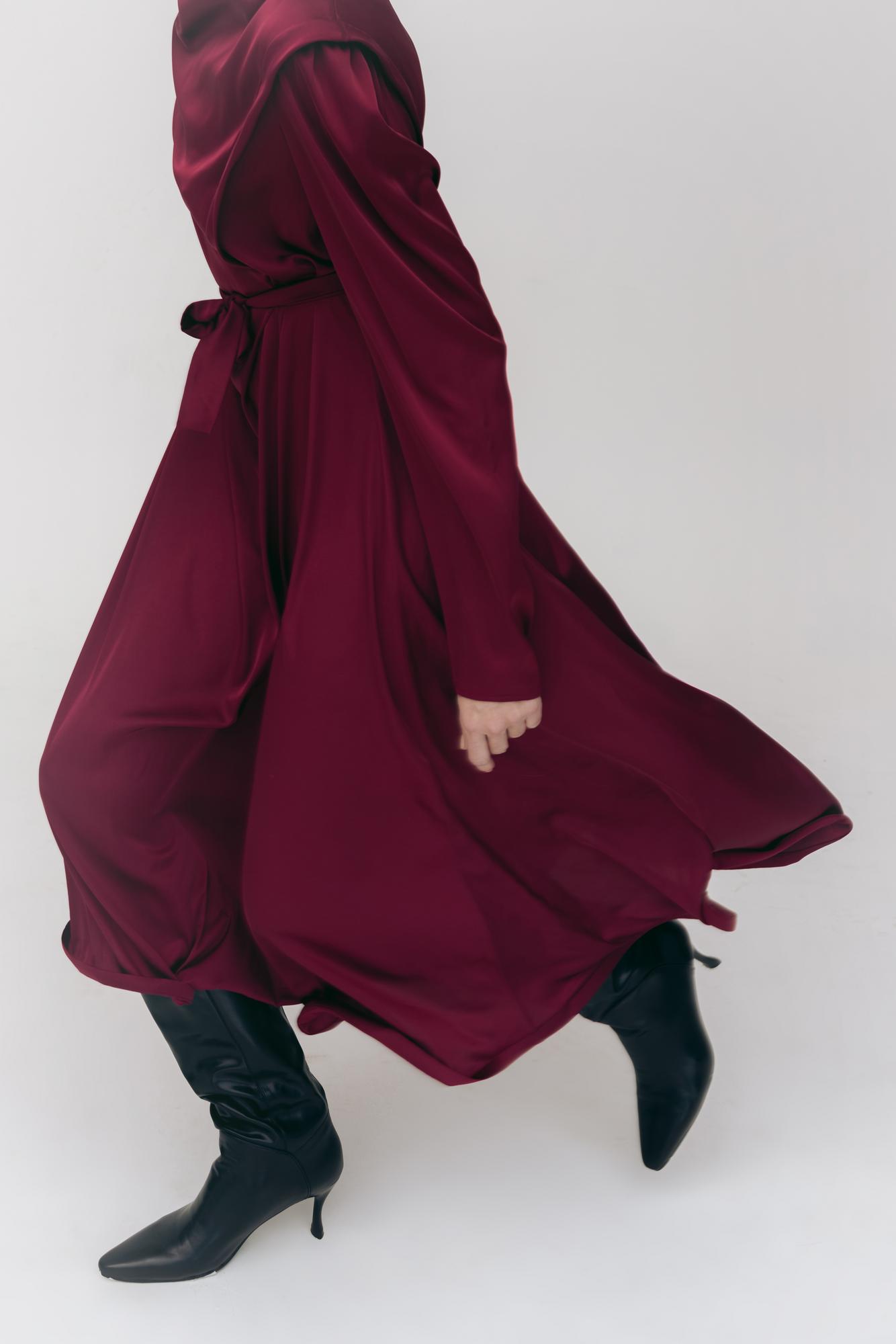 Бордовое платье со складками