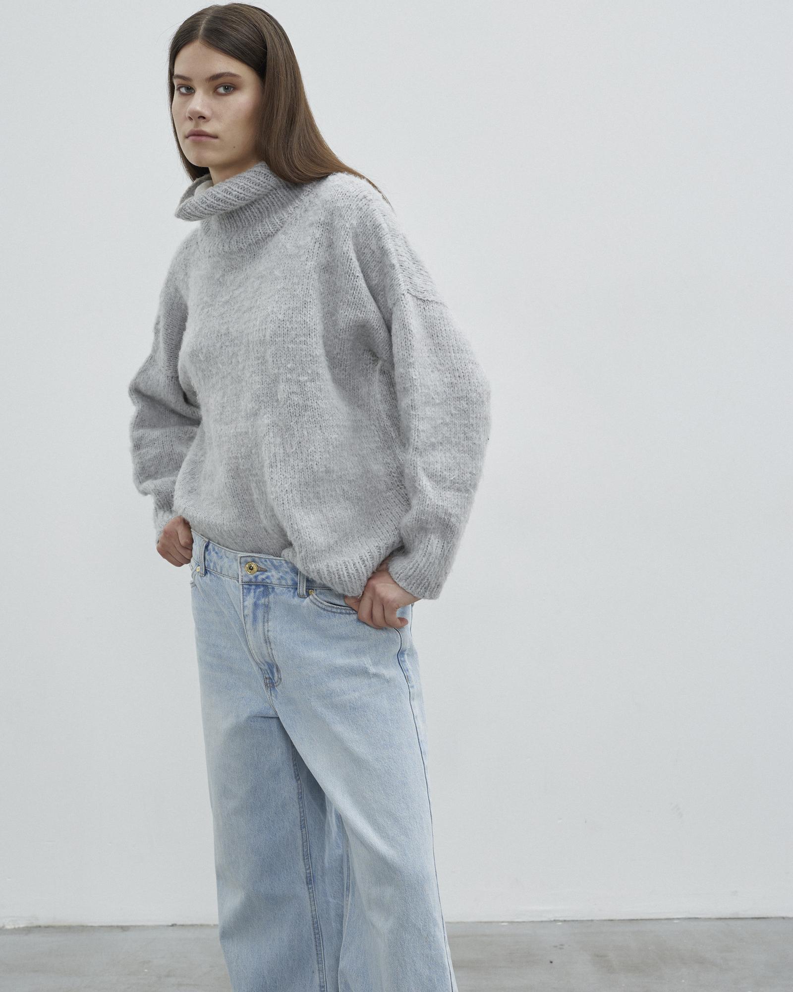 Серый свитер