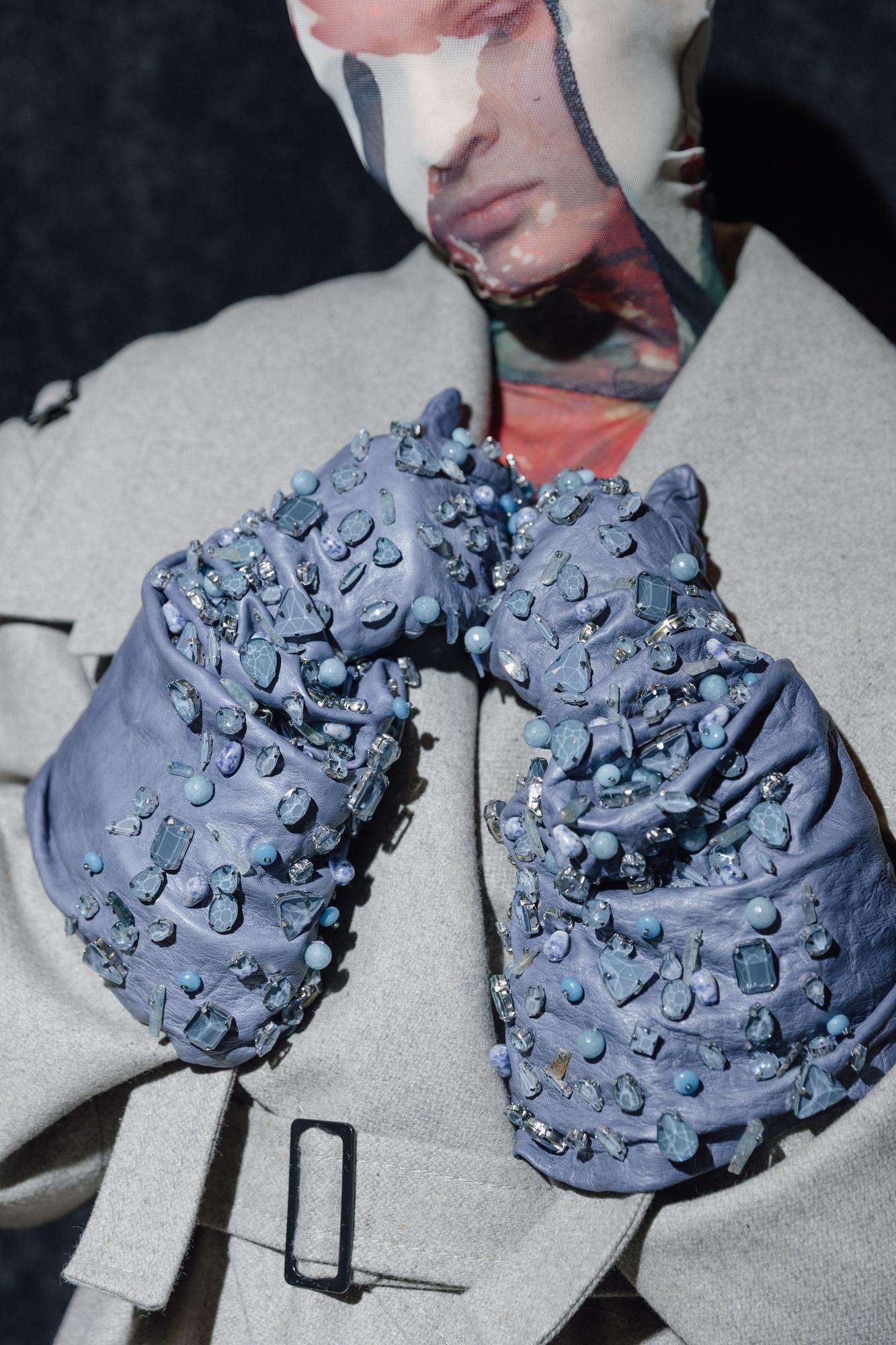 Длинные перчатки с камнями серо-голубые