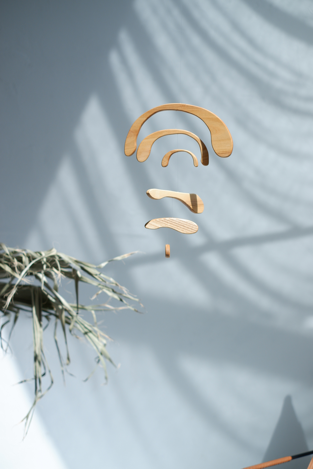 モビール Sixty hanging kinetic mobile Brass and Black Hanging Mobile, Kinetic Mobile, Art Mobile