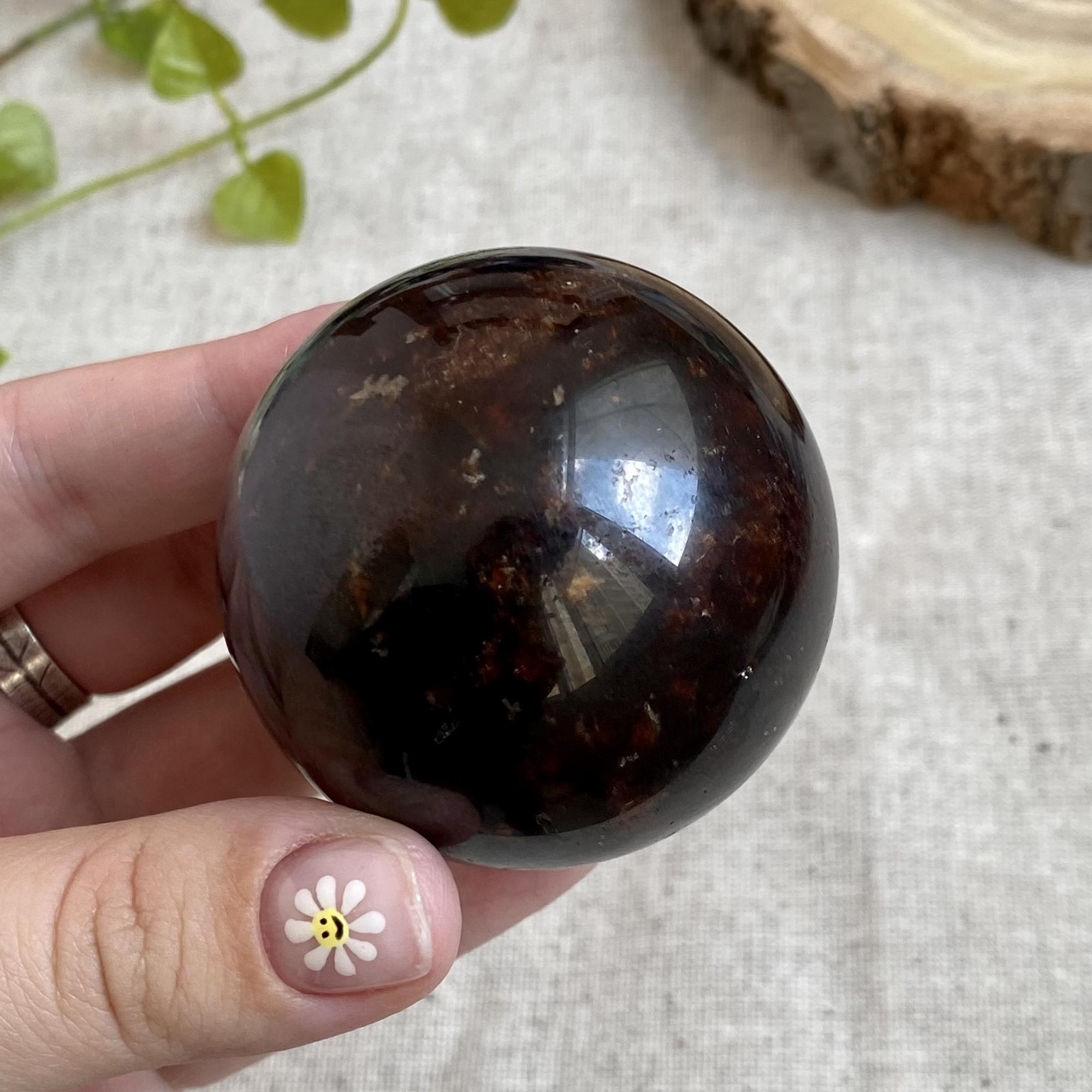 Шар из граната альмандина (L)